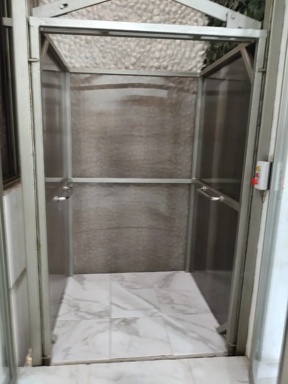Interior de cabina de elevador con piso de mármol fabricada por Levante