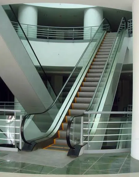 Escaleras eléctricas instaladas en el vestíbulo de una plaza comercial